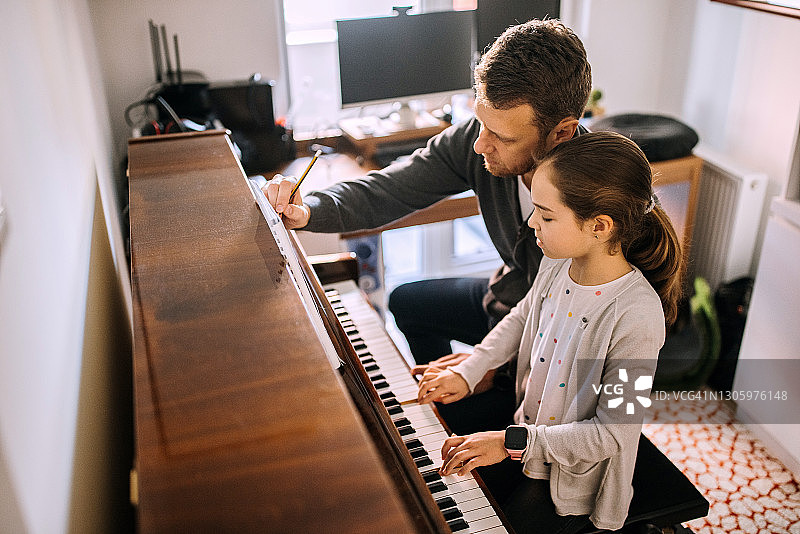 父亲教女儿弹钢琴图片素材