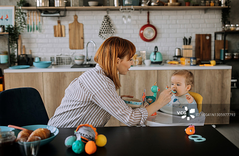 可爱的小男婴吃午餐蔬菜泥图片素材