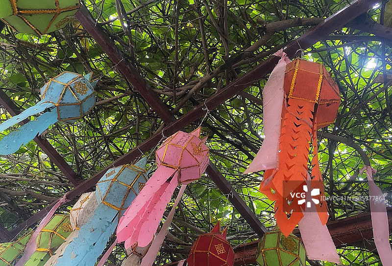 泰国寺庙里悬挂的彩色传统灯笼图片素材