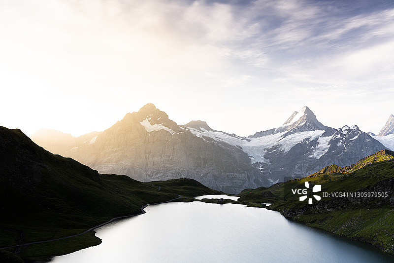 瑞士巴哈尔普湖的雾气日出图片素材