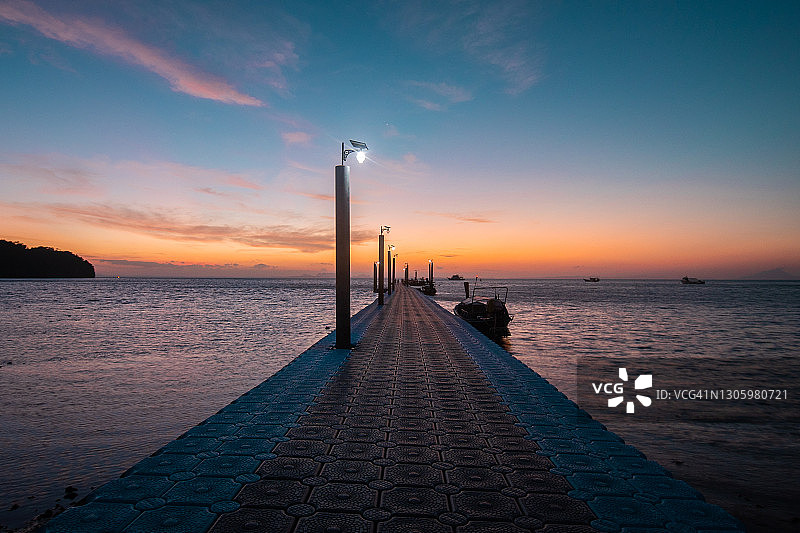 泰国甲米莱利东海滩日出码头船只风光图片素材