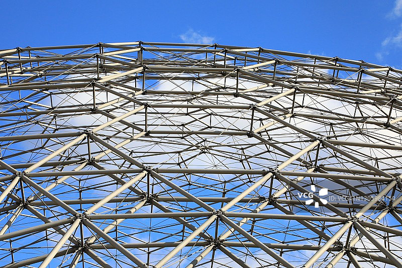 蓝色天空下的艺术结构展示图片素材