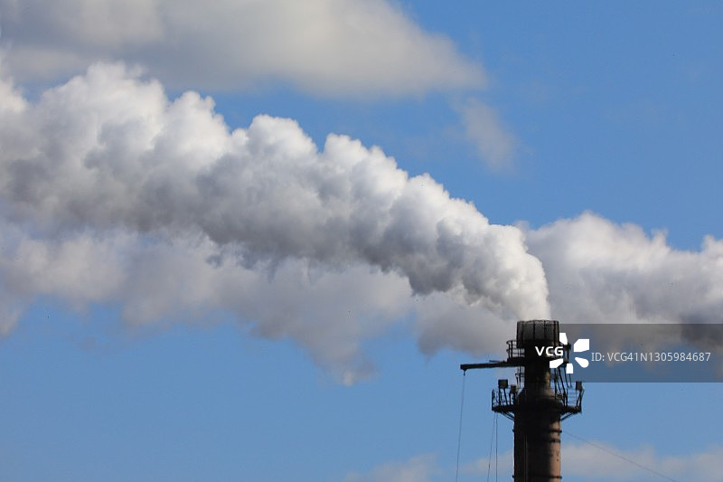 烟囱排放的空气污染物图片素材