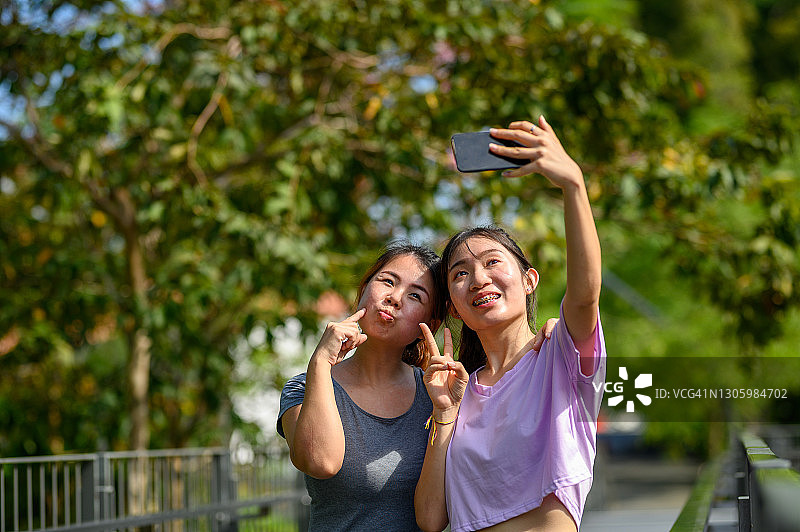 健身伙伴自拍图片素材