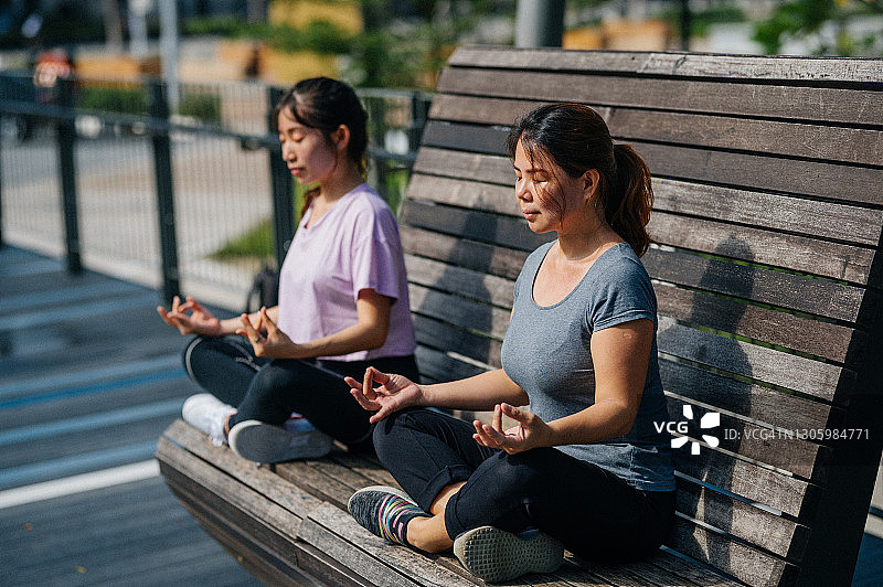 在城市公园做瑜伽运动的亚洲健身女性图片素材