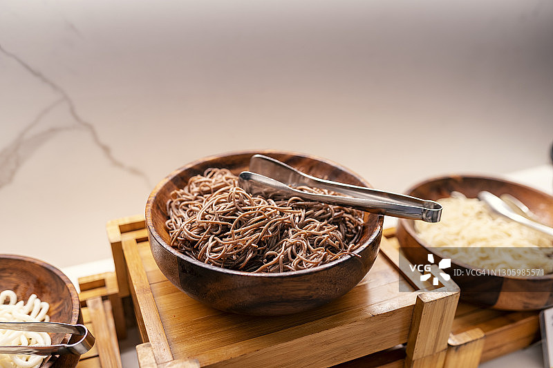 碗中的荞麦面特写图片素材