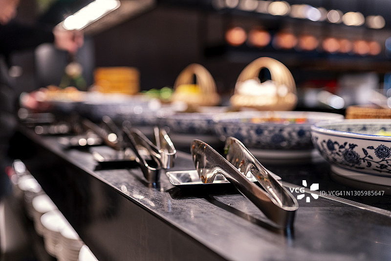 自助餐中的食物夹特写图片素材