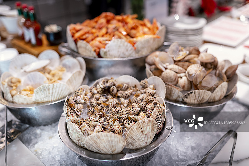 海鲜与冰块置于餐具柜上图片素材