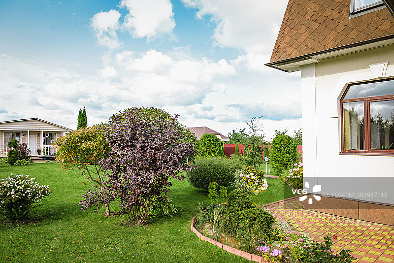 美丽的乡村房屋和花园图片素材