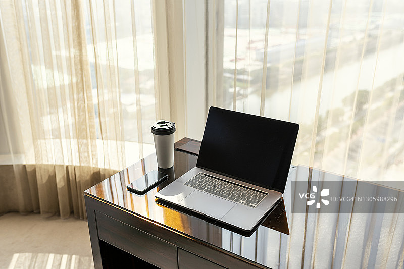 办公桌上的咖啡杯和笔记本电脑图片素材