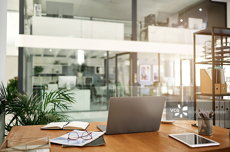 井然有序的工作空间提高工作效率图片素材