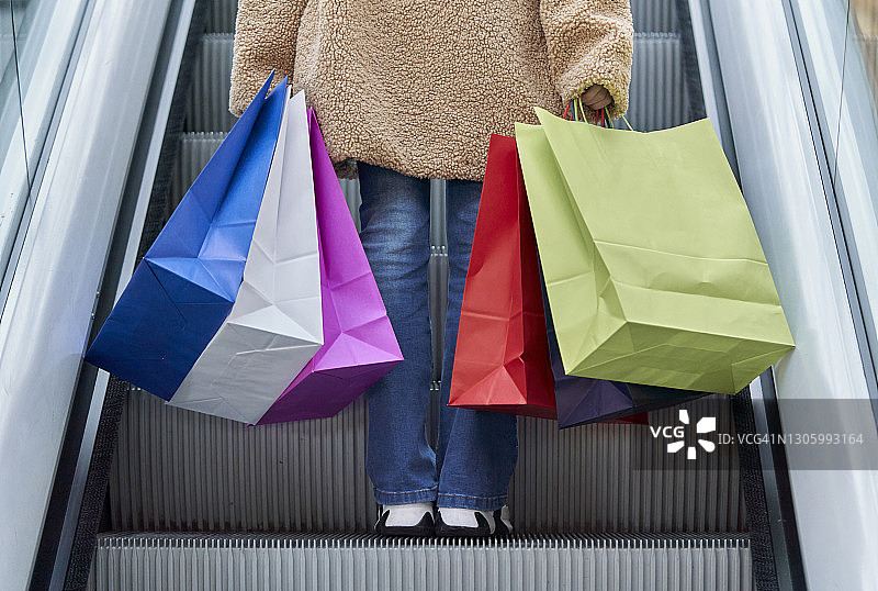 女人在购物中心拿着购物袋图片素材