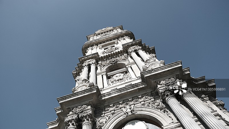 多尔玛巴赫切宫前的奥斯曼古老建筑风格钟楼图片素材