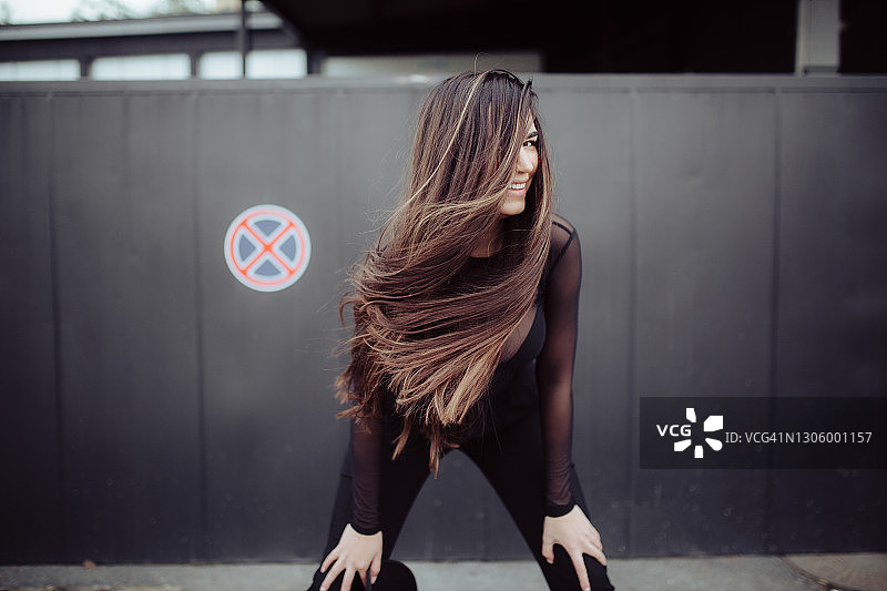 美丽的白人女性甩动黑色长发肖像图片素材