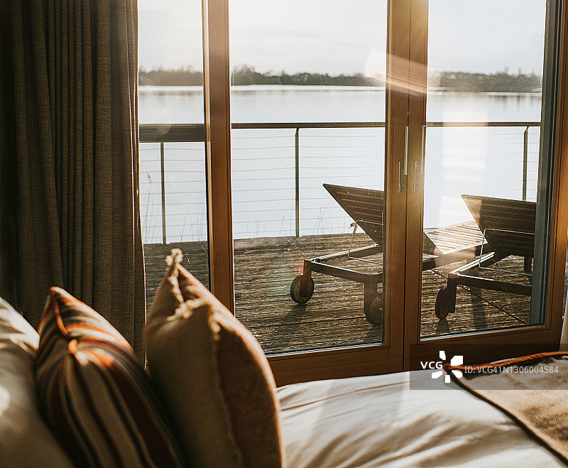 奢华卧室带推拉门通往湖畔露台图片素材