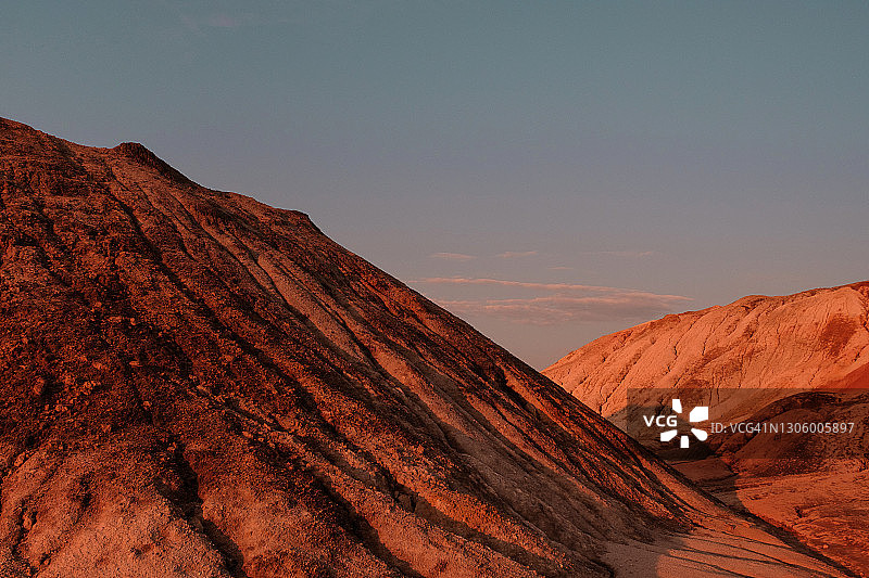 末日般的超现实乌拉尔景观，类似火星表面。冻结的红棕色黑土表面，贫瘠、龟裂和烧焦的土地和土壤，全球变暖的概念，耐火粘土采石场。2021年登陆火星。图片素材