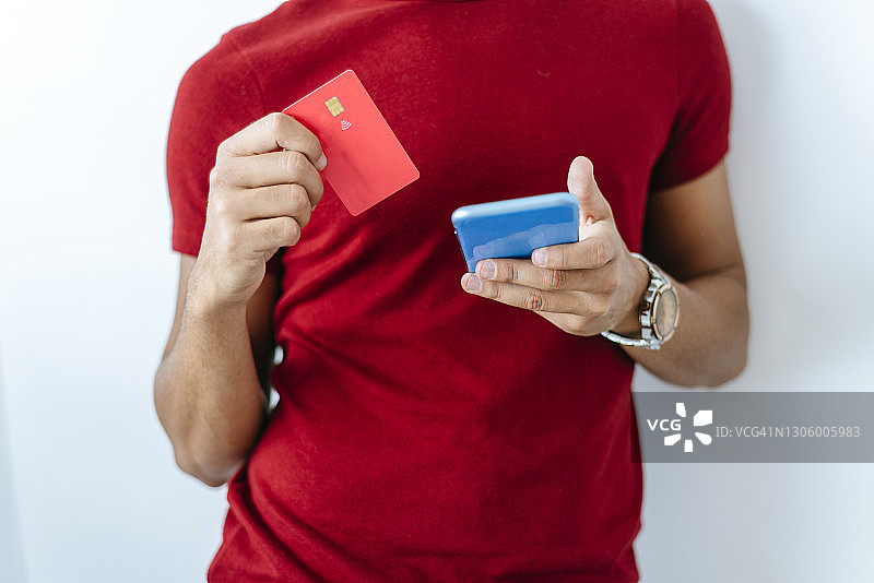男人使用信用卡和智能手机图片素材