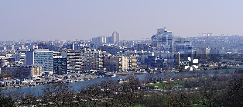 沿河建筑全景图片素材
