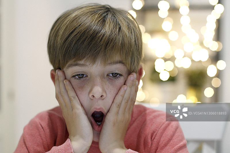 惊讶的男孩肖像图片素材