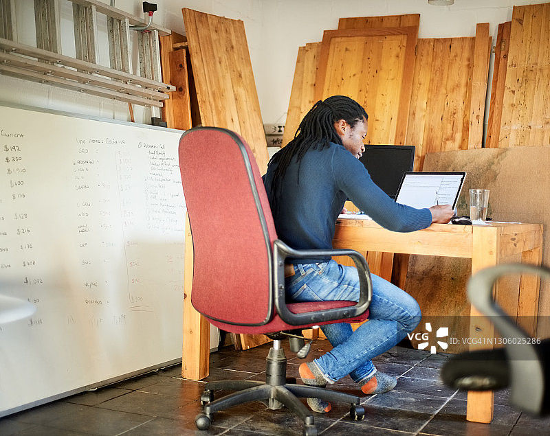 男人在工作中做笔记图片素材