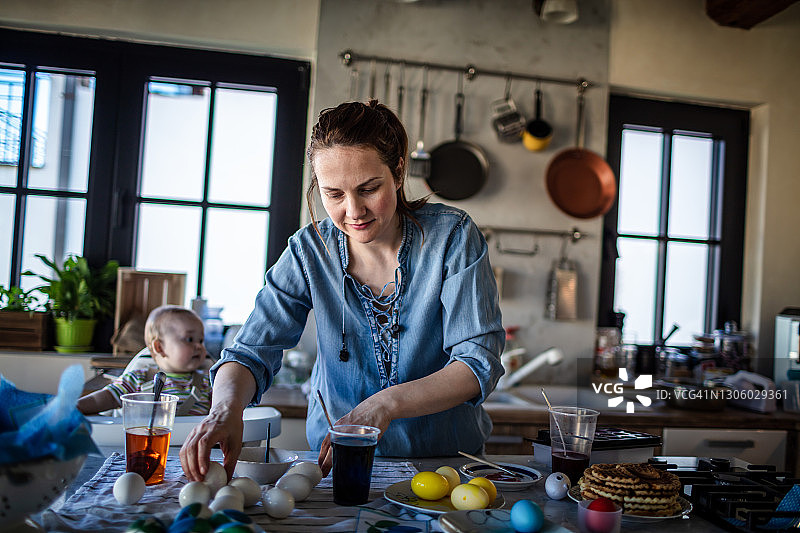 厨房里的复活节准备工作图片素材