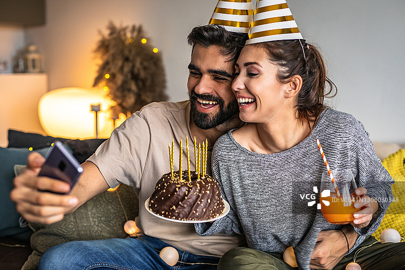 庆祝生日的浪漫情侣和生日蛋糕图片素材