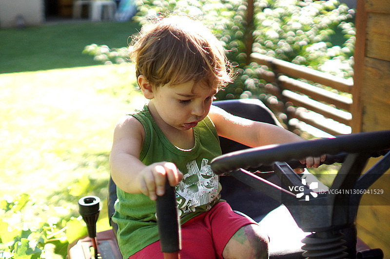 坐在拖拉机上的幼儿图片素材
