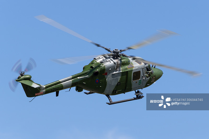 英国陆军航空兵韦斯特兰山猫AH.7型直升机离开费尔福德皇家空军基地图片素材