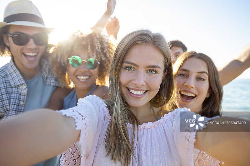 朋友们在海滩上自拍图片素材