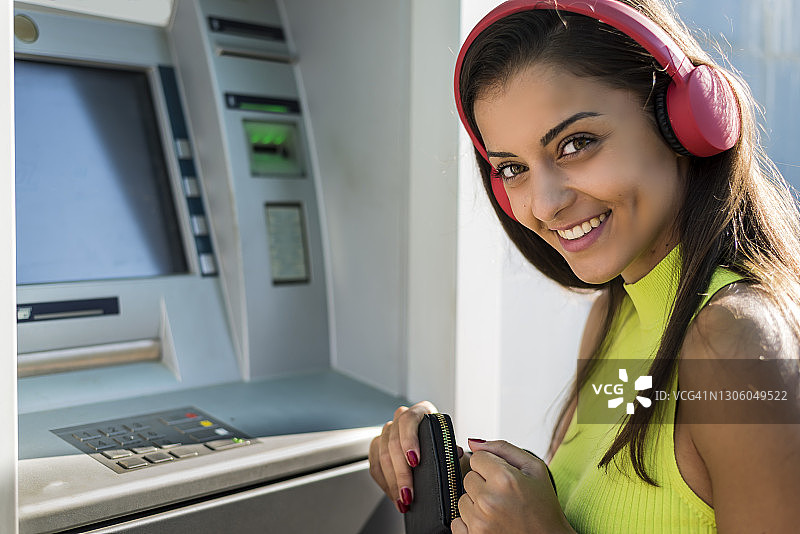 在自动取款机前的女人图片素材