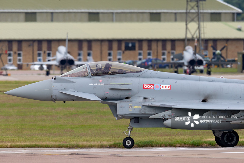 英国皇家空军台风FGR4在英国皇家空军科宁斯比基地滑行图片素材