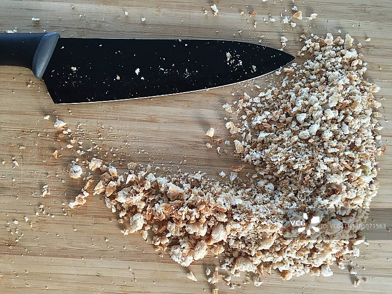 大型厨房刀具和大量面包屑图片素材