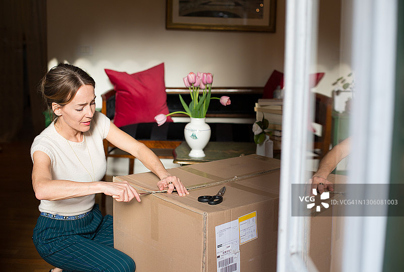 女人打开一个包裹图片素材