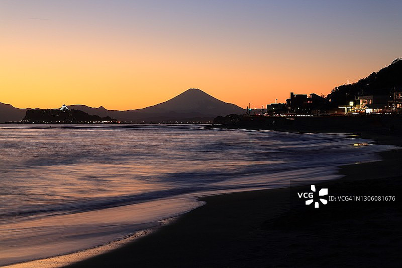 从稻村崎远眺富士山日落图片素材