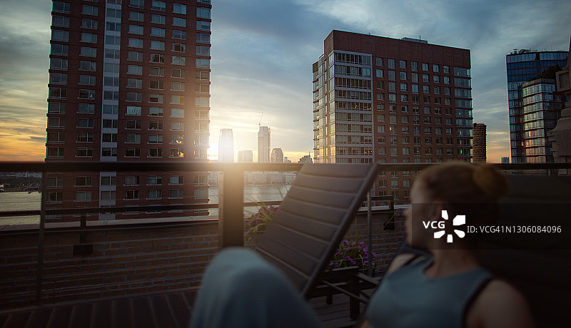 在纽约的露台上欣赏日落：泽西市的景色图片素材