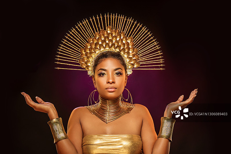 戴头饰的美丽非洲女王肖像图片素材