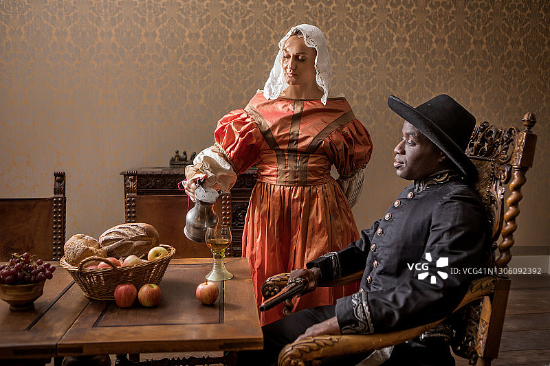 穿着传统服装的非洲男人和女服务员图片素材