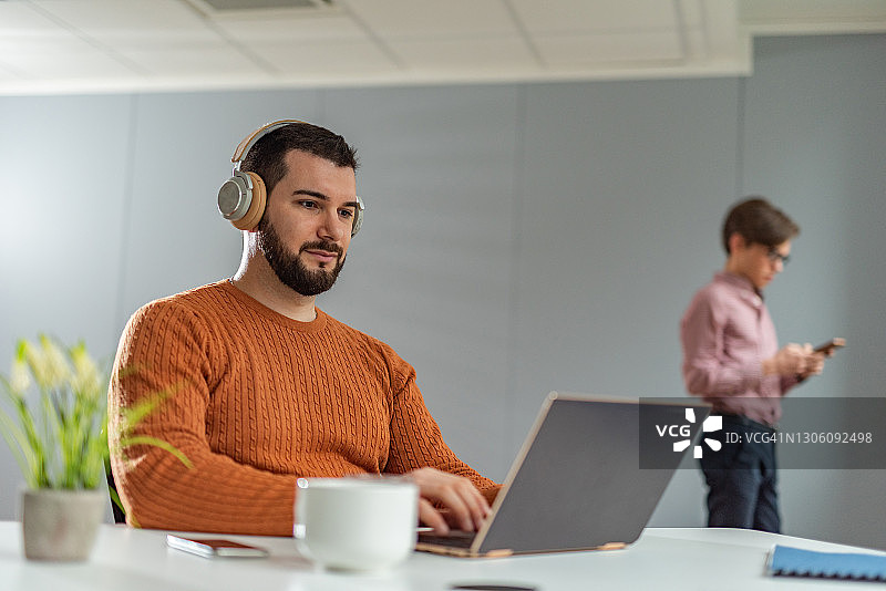 专注的年轻商人与客户进行视频通话图片素材