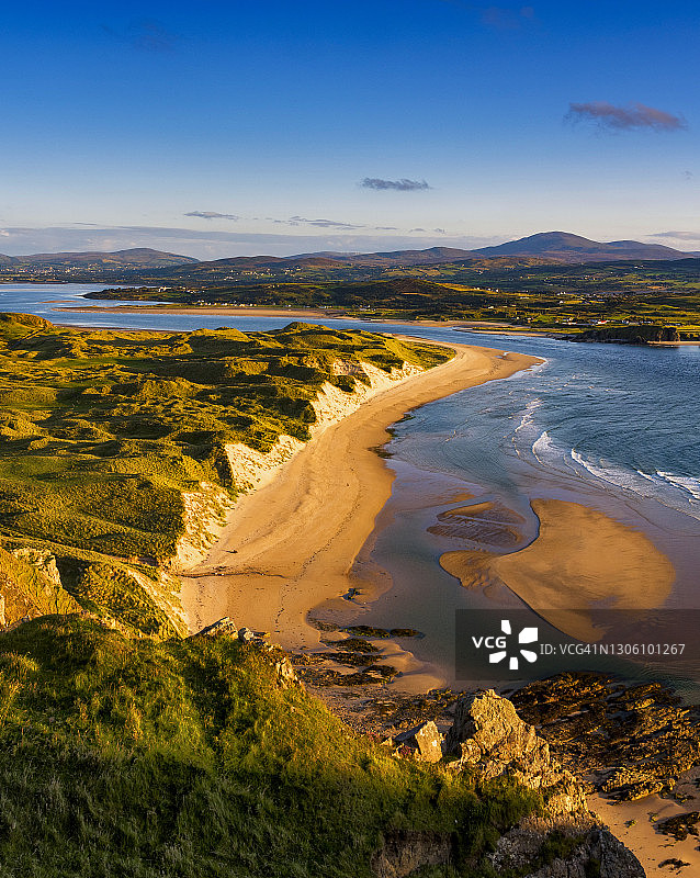 多尼戈尔郡伊尼肖恩的五指海滩日落海湾和山景，爱尔兰图片素材