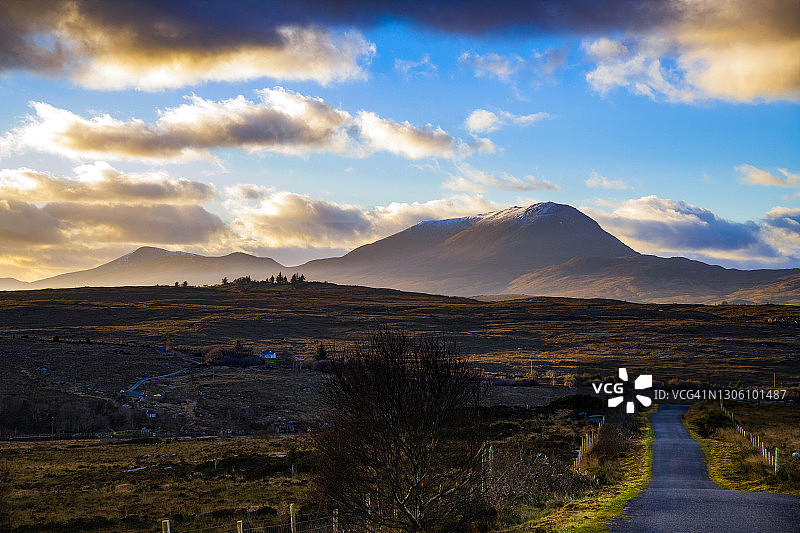 爱尔兰多尼戈尔郡乡村公路冬季日落，远眺斯莱夫·穆基什山图片素材