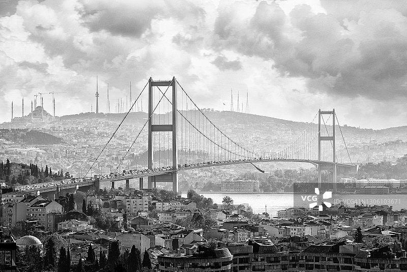 从欧洲一侧看到的7月15日烈士桥——土耳其伊斯坦布尔图片素材