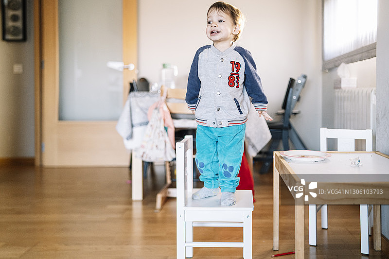 坐在椅子上的宝宝图片素材