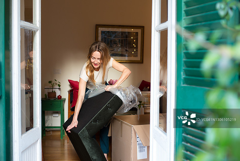 女人打开新家具图片素材