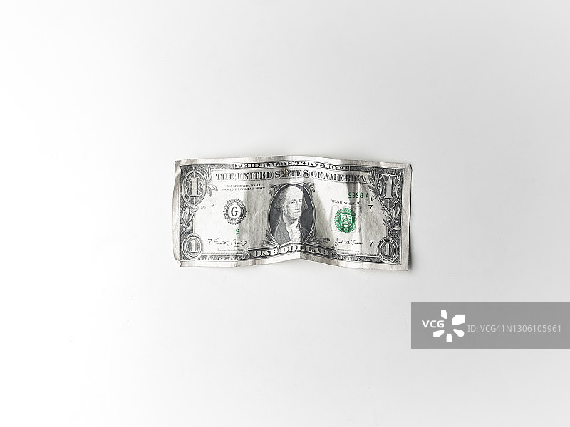 白色背景上的褶皱美元纸币图片素材