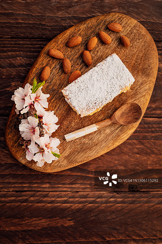 马略卡杏仁蛋糕Gató，杏仁花装饰平铺摆拍图片素材