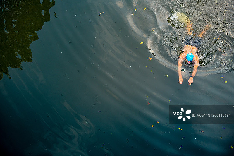 在英国萨里郡韦河中野泳的男子，鸟瞰图图片素材
