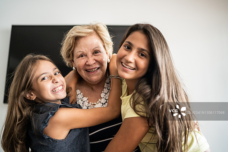 祖母与孙女们在家的合影图片素材