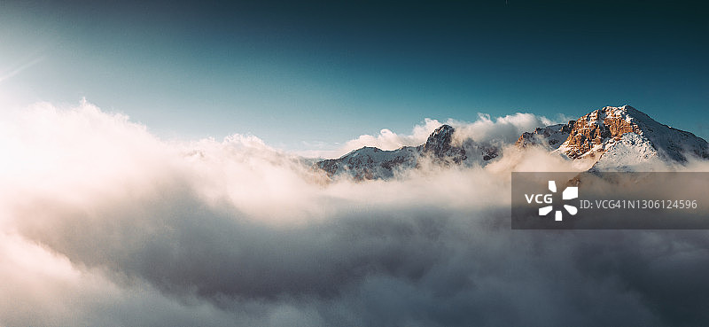 日出时分的山地全景航拍景观图片素材