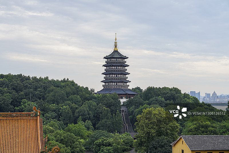 中国浙江省杭州市雷峰塔，2020年8月9日图片素材