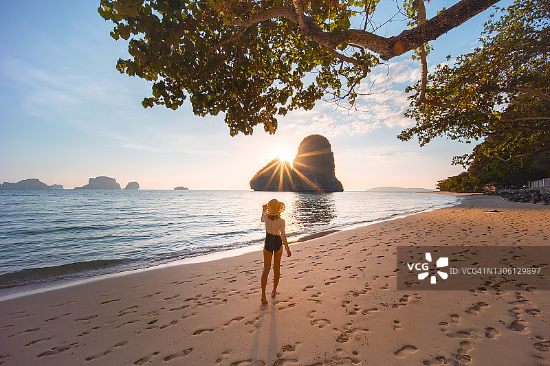 泰国甲米府莱雷东海滩岩石边的年轻女子图片素材